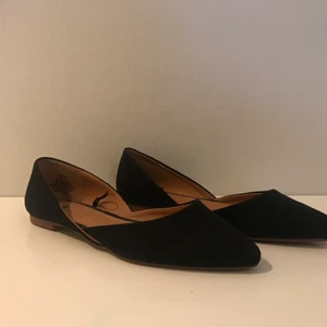 Svarta spetsiga sandaletter stl 37 - Svarta spetsiga sandaletter i mocka, oanvända 