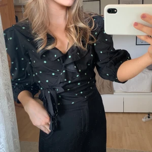 Prickig blus - Grön prickig blus ifrån Asos i storlek Medium men skulle säga att den passar storlek Small mer! Aldrig använd så blusen är i väldigt fint skick! Köparen står för frakten💕