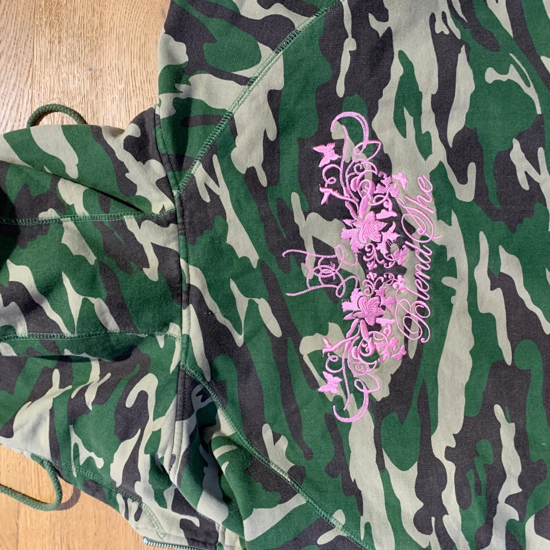 Grön armémönstrad huvtröja - 91