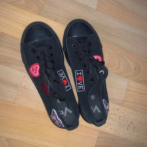 Sneakers! - Svarta sneakers köpt från skopunkten. Inbroderade figurer! Använda max 10 gånger.