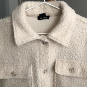Teddyjacka - Superfin teddyjacka från Lindex, ganska tunn så passar perfekt till våren/hösten! Två fickor på framsidan, och två fickor vid höfterna. Liiiiiiite nopprig på höfterna, precis vid fickorna (se bild tre) men de syns knapp då de smälter in i strukturen i tyget ✨möts upp i Stockholm, eller köparen står för frakten✨