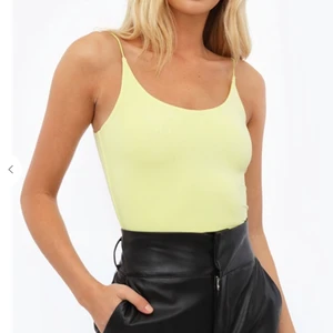 Pastellgult linne - Pastellgult croppat linne från chiquelle 💛  Skick: Aldrig använd.  Storlek/passform 💃: Tight passform. Jag har BH storlek 75 D och kan ha denna utan BH då den sitter tight vid bröstet. Passar personer från S-M.   Nypris: 199kr  Just nu skickar jag endast paket, alltså gör jag inga meetups. Paketen skickas från Stockholm.