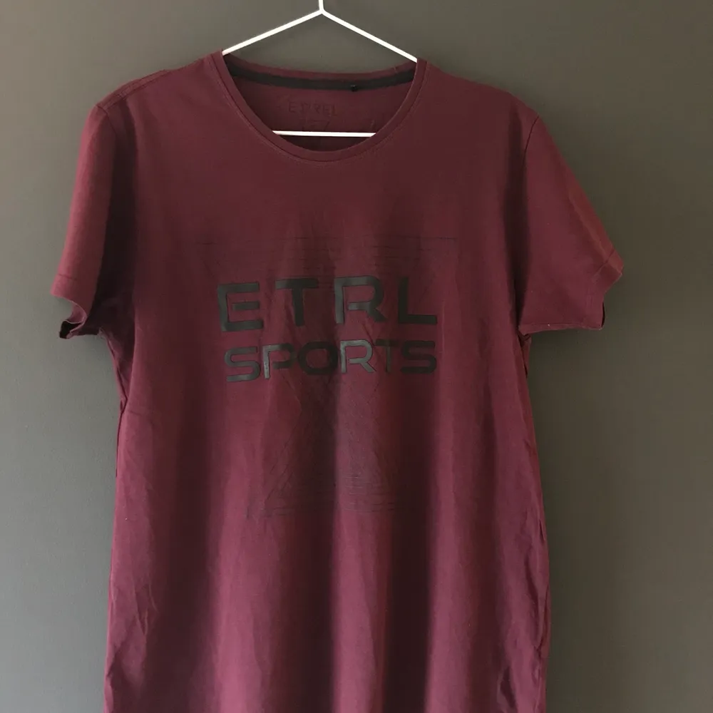 Säljer vinröd t-shirt, fint skick och använd max 10 tillfällen. . T-shirts.