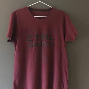 Säljer vinröd t-shirt, fint skick och använd max 10 tillfällen. 