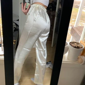 Silkesbyxor - Så fina byxor i vitt silke! Lite korta på mig i benen som är 1.76 cm lång, annars helt perfekta! Stretchiga i midjan💕
