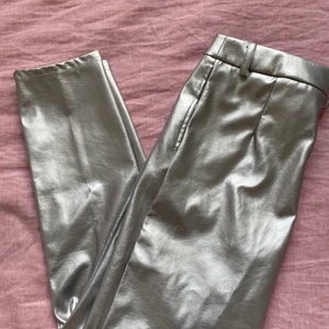 Metallic byxor - Silvriga byxor från nakd i storlek 34, aldrig använda!