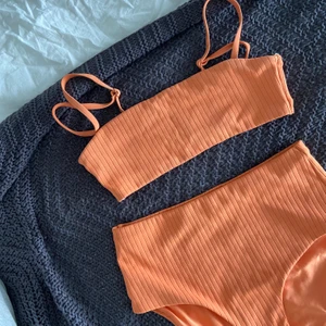 Bikini - Säljer denna helt oanvända bikinin från Weekday. Underdelen är högmidjad och man kan ta av banden på överdelen💕 