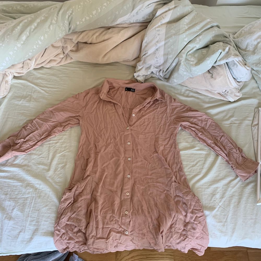 En super gullig puderrosa skjortklänning, tyvärr har jag inte hunnit stryka den men den är super fin när man har på sig den, frakten ingår inte i priset😊 storlek S men passar XS också. Klänningar.