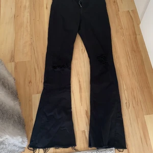 Gina tricot bootcut svarta jeans (ordinarepris 399kr) storlek S - Bootcut byxor svarta med hål i knäna 