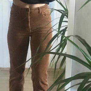 bruna byxor från London i storlek 38  - ett par snygga byxor i storlek 38. Säljer då dom tyvärr är lite för små för mig. Dom är köpta i H&M i London och knappt använda sen dess så dom är i bra skick. Väldigt skönt material. 