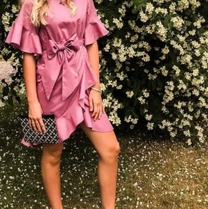 Rosa klänning från NA-KD - Jättefin klänning från Josefin Ekströms kollektion med NA-KD. Endast använd ett fåtal gånger. 