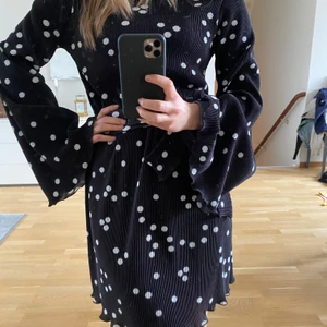 Klänning - Prickig klänning i storlek 32