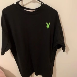Playboy x missguided - T-stirt från missguided x playboy som är ”Extreme oversized” så passar alla storlekar, det är bara att skriva om fler bilder önskas