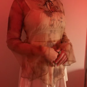 Meshtröja🤍🤎 - En jättefin tiedye mesh tröja som är brun/beige. Ärmarna är vida vid händerna och den har pärlor som är insydda vid bröstet. Jag är 173 för referens.