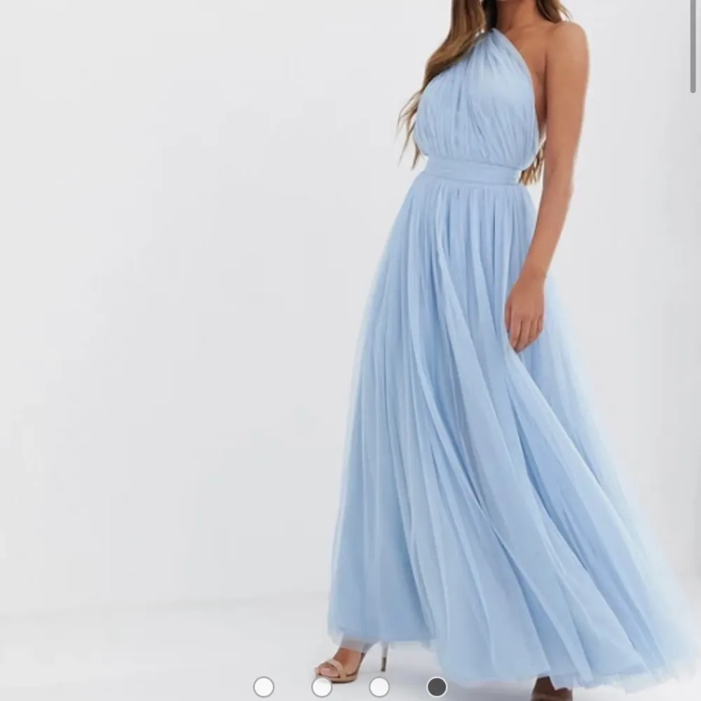 Säljer denna så fina ljusblå balklänningen. Har bara använt den en gång och den är därför i nyskick. Slutsåld på deras hemsida och köpte för ca 800kr och säljer nu för 449kr💕. Klänningar.