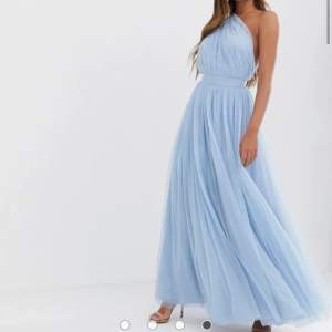Säljer denna så fina ljusblå balklänningen. Har bara använt den en gång och den är därför i nyskick. Slutsåld på deras hemsida och köpte för ca 800kr och säljer nu för 449kr💕