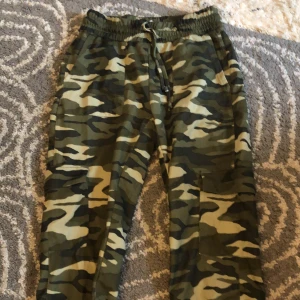 Militärbyxor - Militärbyxor med fickor på sidan från gina tricot. Ganska långa byxor o strl s. Insydda på insidan, knappt använda. För fler bilder kontakta mig. Se bio för mer info. Endast swisch. 