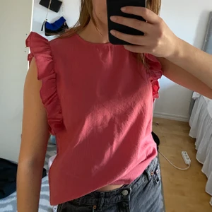 Volangtopp - Jättesöt topp med volanger från Carin Wester, passar till allt och är helt oanvänd med lappen kvar💘 