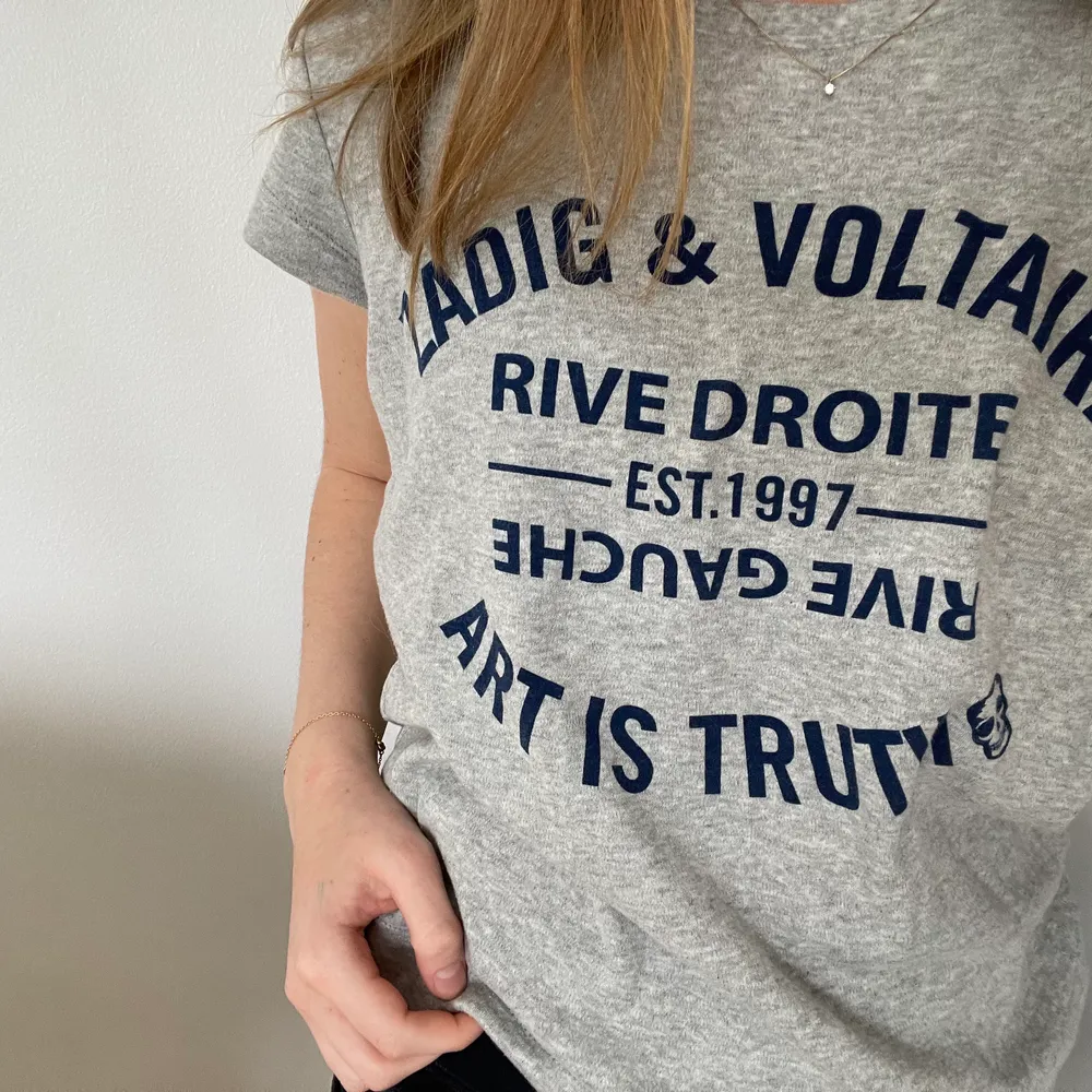 Säljer denna så fina och nästintill oanvända Zadig Voltaire t-shirt. Köpt på deras egna hemsida för ca 900kr och säljer för 299kr.(Budgivning vid fler intresserade)💕. T-shirts.