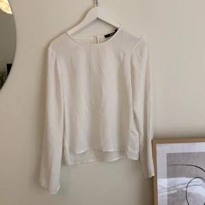 Vit blus - Kannpt använd! 