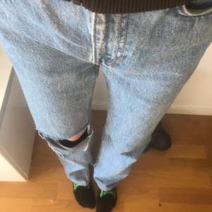 Snygga weekday jeans som jag gjort hål och slits på själv. Jag är 170 och de sitter långt ner till fötterna. Jag när normalt 34 i jeans och dessa sitter lite större. 
