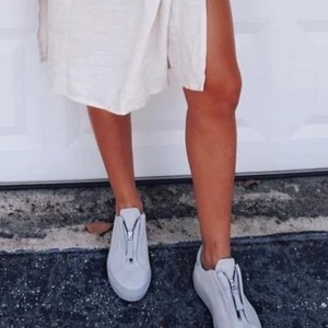 Axel Arigato skor  - Säljer mina skor från Axel Arigato då dem inte kommer till användning! Dem är i bra skick med en liten fläck på vänstra skon. 🤍