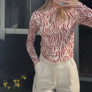 Mönstrad tröja  - Lite mesh material men inte genomskinlig, använd en gång! 💗