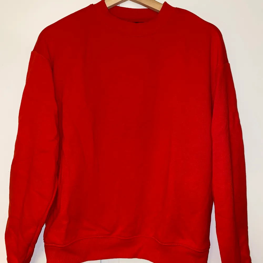 Säljer denna jättefina röda sweatshirten från Monki. Aldrig använd!💛 Storlek XXS men passar mig som vanligtvis har S!😊 . Tröjor & Koftor.