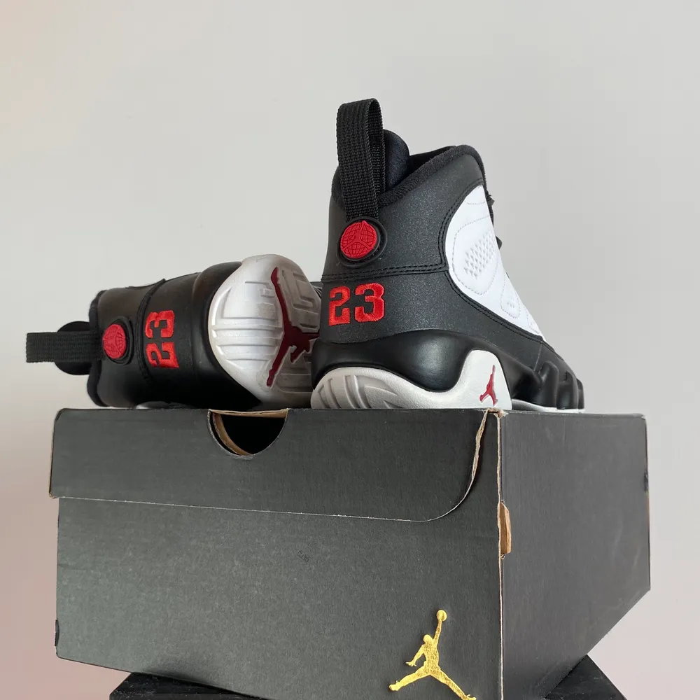 Jordan 9 Retro OG 2016 (GS). Brand new. US 6.5Y. 2900kr. Meet-up in Stockholm available. No trade/exchange.. Skor.