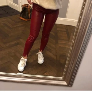 Zara byxor - Läderbyxor från Zara i superbra skick 🤍  Bilder lånade av Stasia!