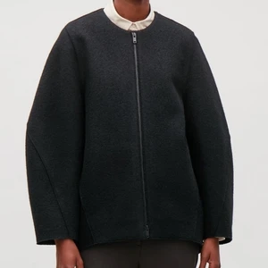 cos kappa/jacka i ull!!  - cos kappa/jacka med jättefina detaljer och oversize passform perfekt till våren och alla årstider, bra kvalité och ser dyr ut 🌟 i 100% ull och felfritt fint skick. nypris är runt 1000 men säljer för 600 😊