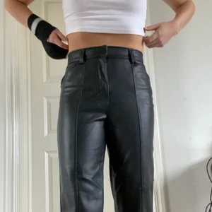 Skinnbyxor - Jättesnygga Skinnbyxor från H&M som är helt oanvända. Jag tycker tyvärr att dem är för korta för mig så därför säljer jag dem. Storlek 38. Jag är ca 173cm. Säljer för 200kr eller högsta bud!