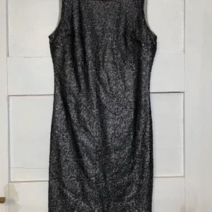 SVART PALJETTKLÄNNING STL 38 - Svart paljettklänning i storlek 38. Det är silikon runt klänningen så att den ska hålla sig på plats samt en dragkedja på baksidan (se bild 3) Aldrig använd med prislappen kvar. Budgivningen startar på 60 kr i komentarsfältet köp direkt för 100 kr!