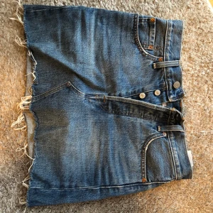 Jeanskjol - Jeanskjol från levi’s, har blivit för liten för mig och därför anledning till att jag säljer den💕🙃