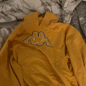 Hoodie  - Gul hoodie i bra skick