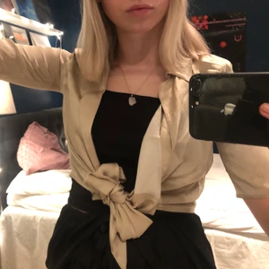 Topp - Jättesöt guldig topp köpt här på plick, lite liten för mig därför har den aldrig kommit till användning! Skulle säga att den passar XS-M beroende på hur man vill att den ska sitta (jag brukar ha M), frakt 30kr eller så möts jag upp🥰