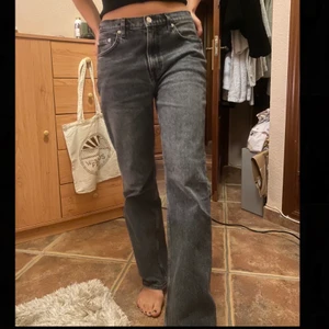 Lågmidjade gråa jeans från Arket - Ursäkta för dålig kvalite på bilderna, vill ni ha fler, Skriv! Jättesnygga och sköna jeans från arket i modellen straight. Storlek 28 Använda Max 3 gånger