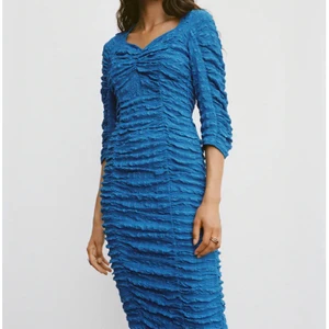 Zara klänning - Jättefin blå klänning från Zara i stretchigt material! Världens finaste färg!!🦋 Säljer för att den tyvärr var för liten för mig. Köpt här på Plick men har lapparna kvar så den är i nyskick (endast provad)!✨ Frakt ingår i priset!