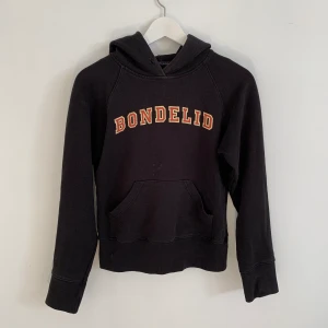 Vintage hoodie bondelid  - Vintage hoodie i strl M. Skulle dock säg att passformen är lite mindre så passar strl M och ner. Använd ytterst få gånger. Säljs endast pga att jag använder den för lite. Skriv ifall det finns några frågor!🤩