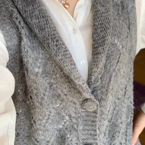 Stickad väst  - Super fin trendig grå stickad väst med knappar, köpt på secondhand. Storlek L men jag är en S och kan ha den utan att den sitter konstigt. 