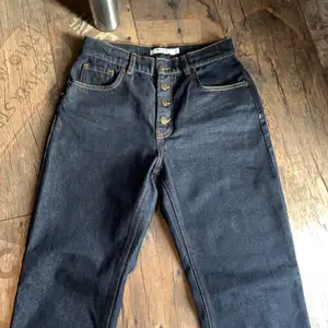 Snygga mörkblå jeans med slits dom sitter presic under navel på mig men säljer pga av lite för små, storlek 34 och köpta på nakd, använt dom Max 3 gånger!!! Buda från 200 och köparen står för frakten💕💕
