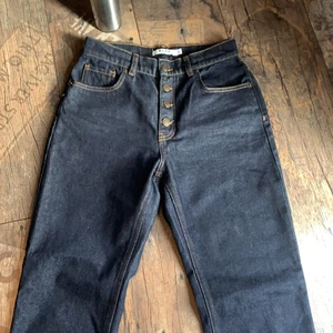 Snygga jeans med slits  - Snygga mörkblå jeans med slits dom sitter presic under navel på mig men säljer pga av lite för små, storlek 34 och köpta på nakd, använt dom Max 3 gånger!!! Buda från 200 och köparen står för frakten💕💕