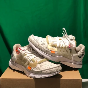 Off White Presto - Presto Off White (white) Pris: 4100kr + frakt (TRADES ÄR INTRESSANTA) Skick: 6-7/10 EU 41 US 8 Box och All OG medföljer samt kvitto 99kr frakt eller meet up i Stockholm DM för köp, bud eller frågor osv