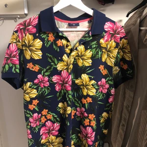 Gant piké storlek M - Blommig piké från Gant. Condition: 8/10