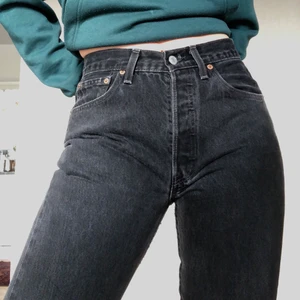 Levis 501 straight - Säljer mina älskade 501or Levis, pga de har blivit för små (därav sitter tightare runt benen, men passformen är väldigt rak egentligen). Bra skick, inga hål eller repor eller sprickor! Svart tvättad färg! Mid waist/high waist. Unisexmodell. Små i storleken!