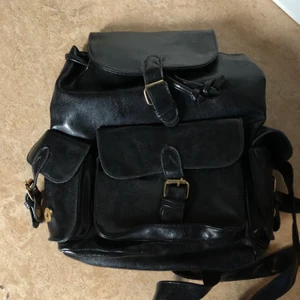 Mini-ryggsäck i fejkläder, oanvänd! - Miniryggsäck i fejkläder beställd från Amazon! Rymmer exempelvis pocketböcker. Helt oanvänd 💓 300 kr + frakt på 66 kr!