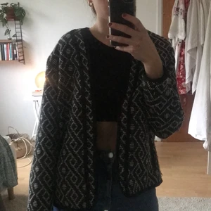 Jacka H&M strl XS/S - Tunnare vävd jacka från H&M med fint mönster märkt i strl S (men jag är en XS i vanliga fall).