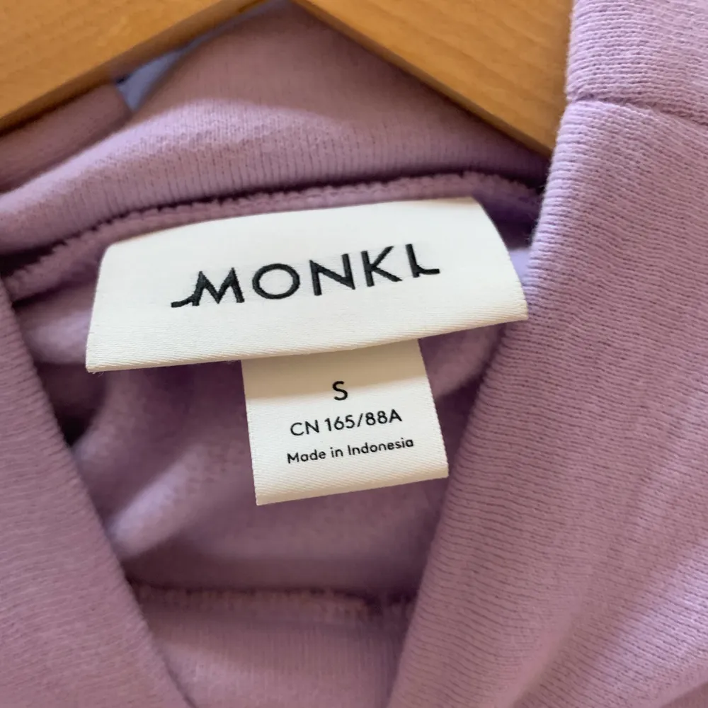 Lila sweatshirt från monki, aldrig använd, säljer då den är lite för liten för mig som har M. Köparen står för frakt.. Tröjor & Koftor.