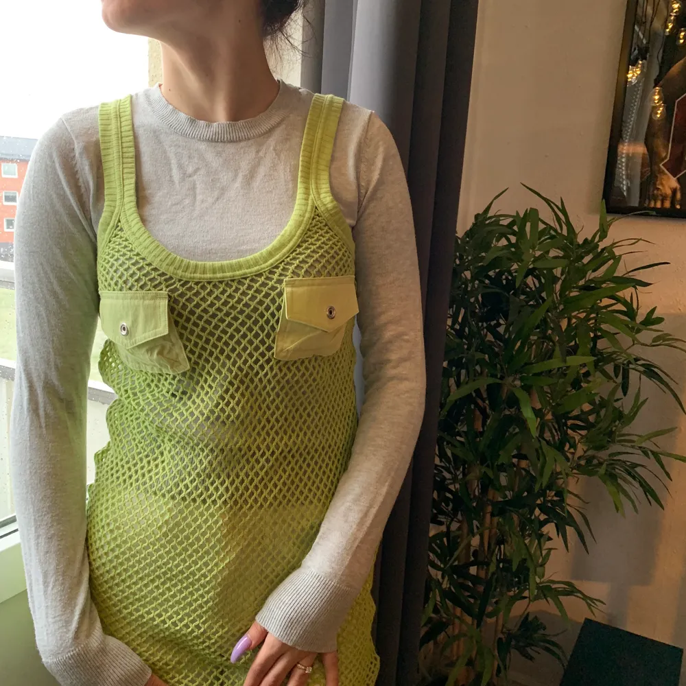 Jättefin grön mesh klänning från J.Lindeberg. Stickat.