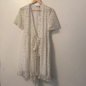 Somrig klänning från NA-KD - Aldrig använd, jättefin men fel storlek för mig och har glömt att skicka tillbaka den